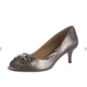 Badgley Mischka Leather Crystal Embellishments Pumps Women's Size: 6 | US 6